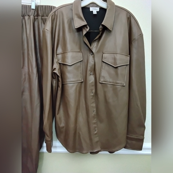 The DROP Faux Leather 2 Pc Set XL - Picture 4 of 7